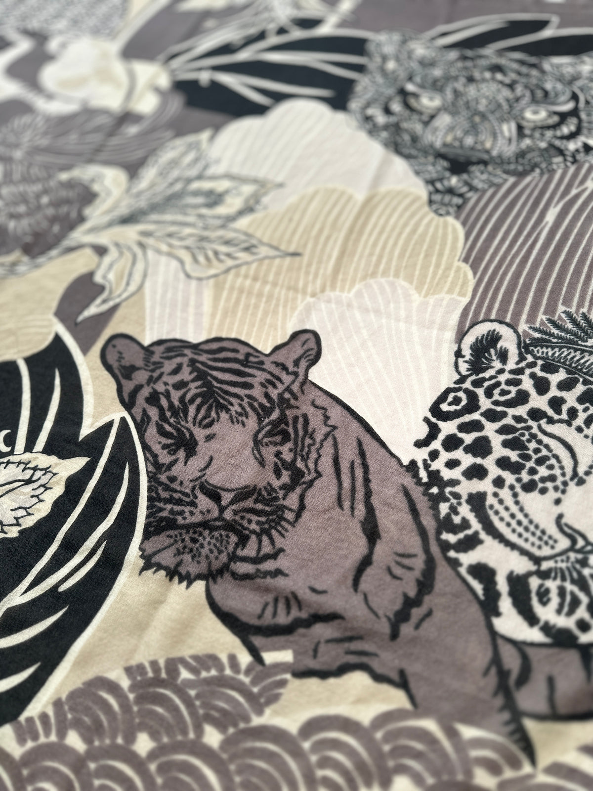 WILD FAMILY BONDS - leichter Kaschmirschal - beige black & taupe - Limitiert auf 5 Stück