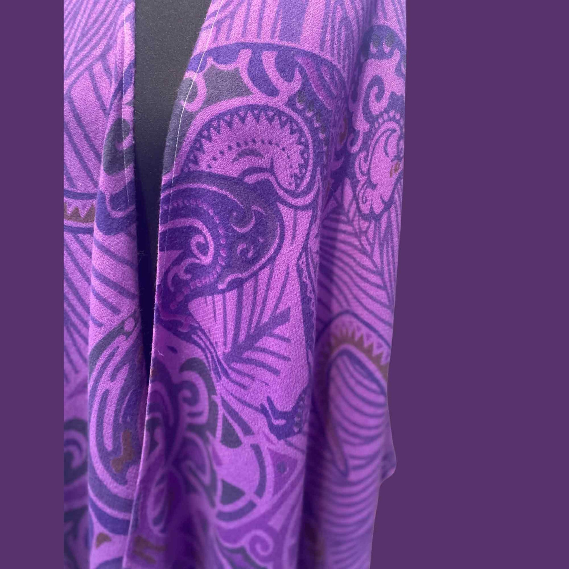 200 x 140 cm, 100 % Kaschmir, Handmade, Bio-Farben, Handrolliert, Limited Edition - kann als Cape/Poncho oder Tuch im Sommer als auch im Winter getragen werden.