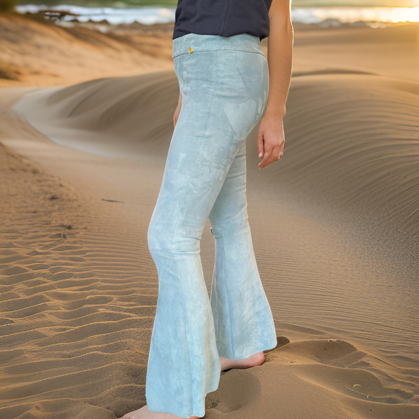 Lederhose mit Schlag aus Stretchlammleder, glacier blue, Maßkonfektion