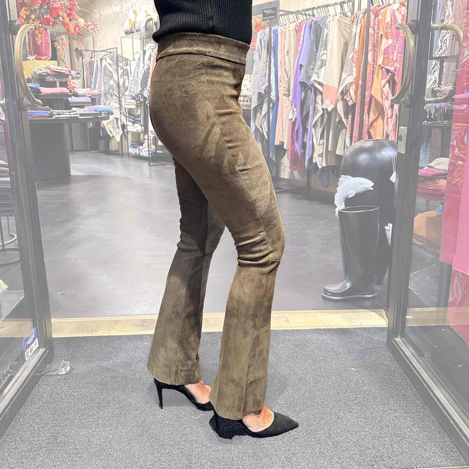 Lederhose mit Schlag aus Stretch Lammleder, olive, Masskonfektion