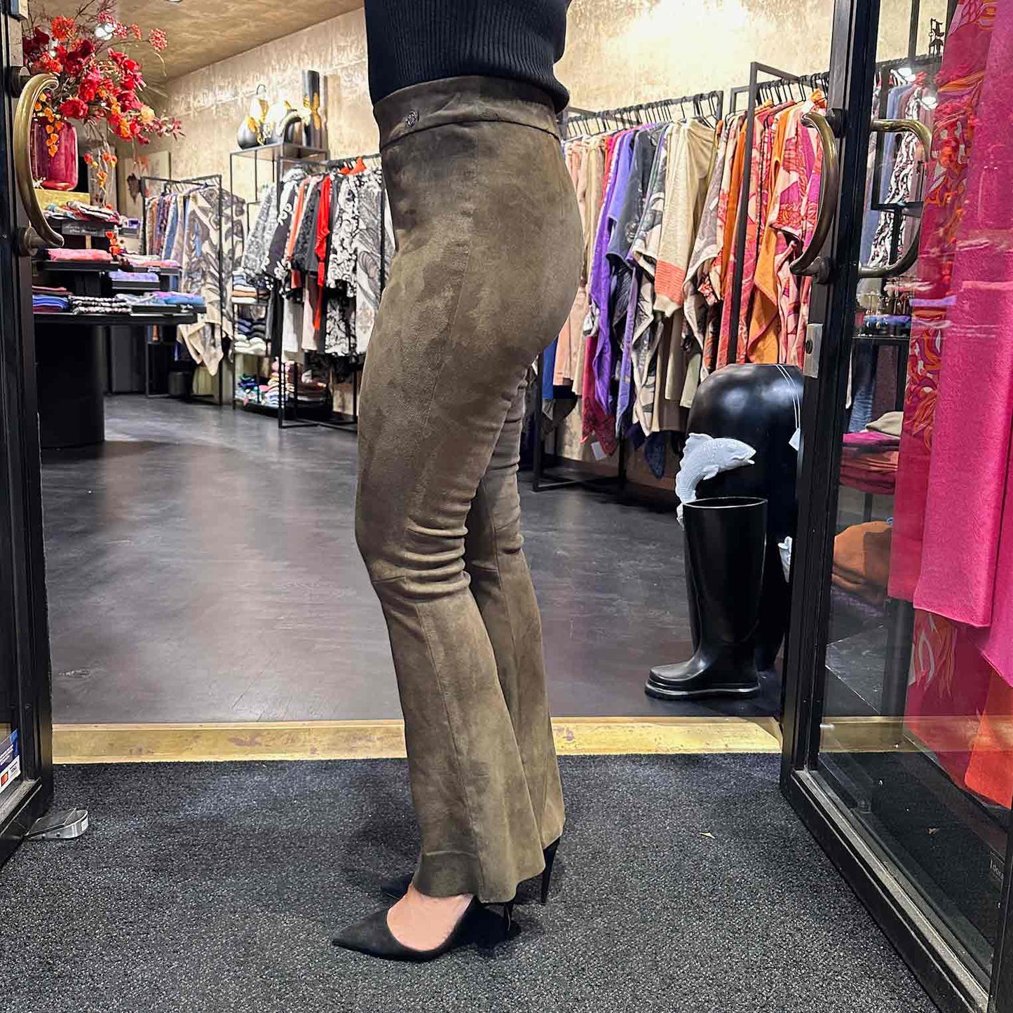 Lederhose mit Schlag aus Stretch Lammleder, olive, Masskonfektion