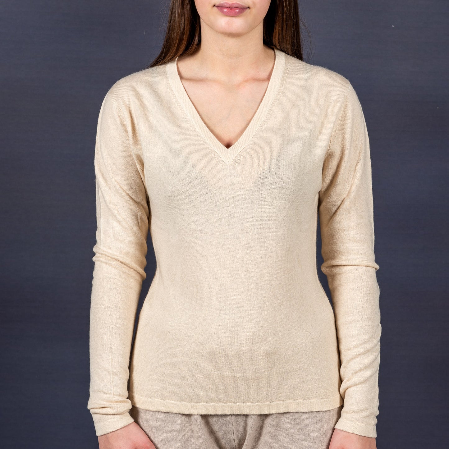 Pullover 100% Kaschmir -  in 12 verschiedenen Farben, abgestimmt auf Ihr STELLA ESVARA Tuch - Tiefer V Ausschnitt, tailliert, feminin und kuschelweich