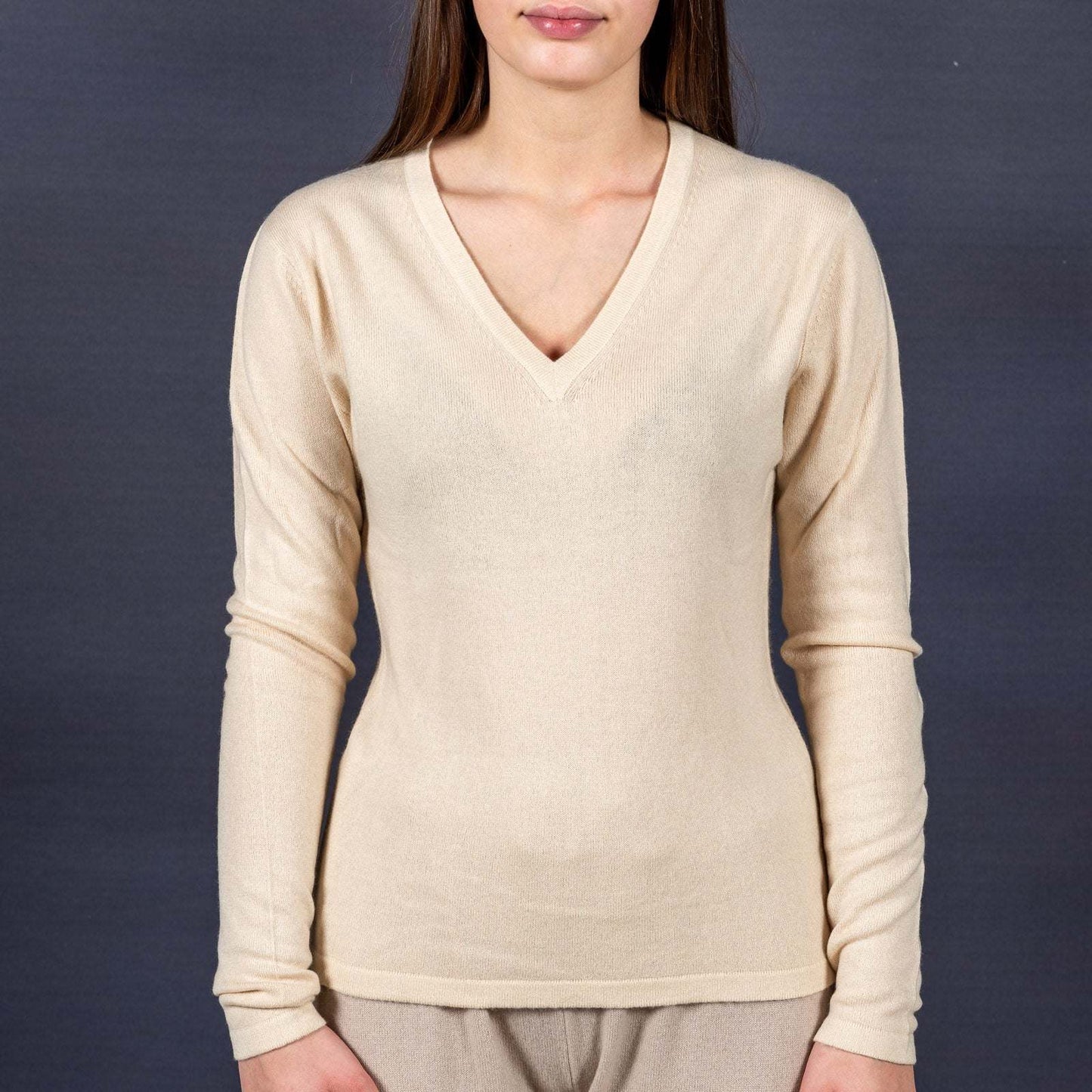 Pullover 100% cashmere - in 12 different colors to match your STELLA ESVARA scarf - Deep V neckline, tailored, feminine and cuddly soft