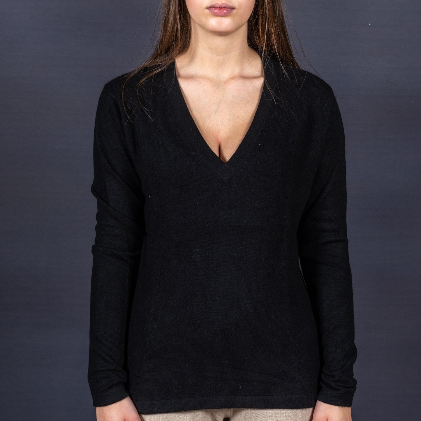 Pullover 100% Kaschmir -  in 12 verschiedenen Farben, abgestimmt auf Ihr STELLA ESVARA Tuch - Tiefer V Ausschnitt, tailliert, feminin und kuschelweich