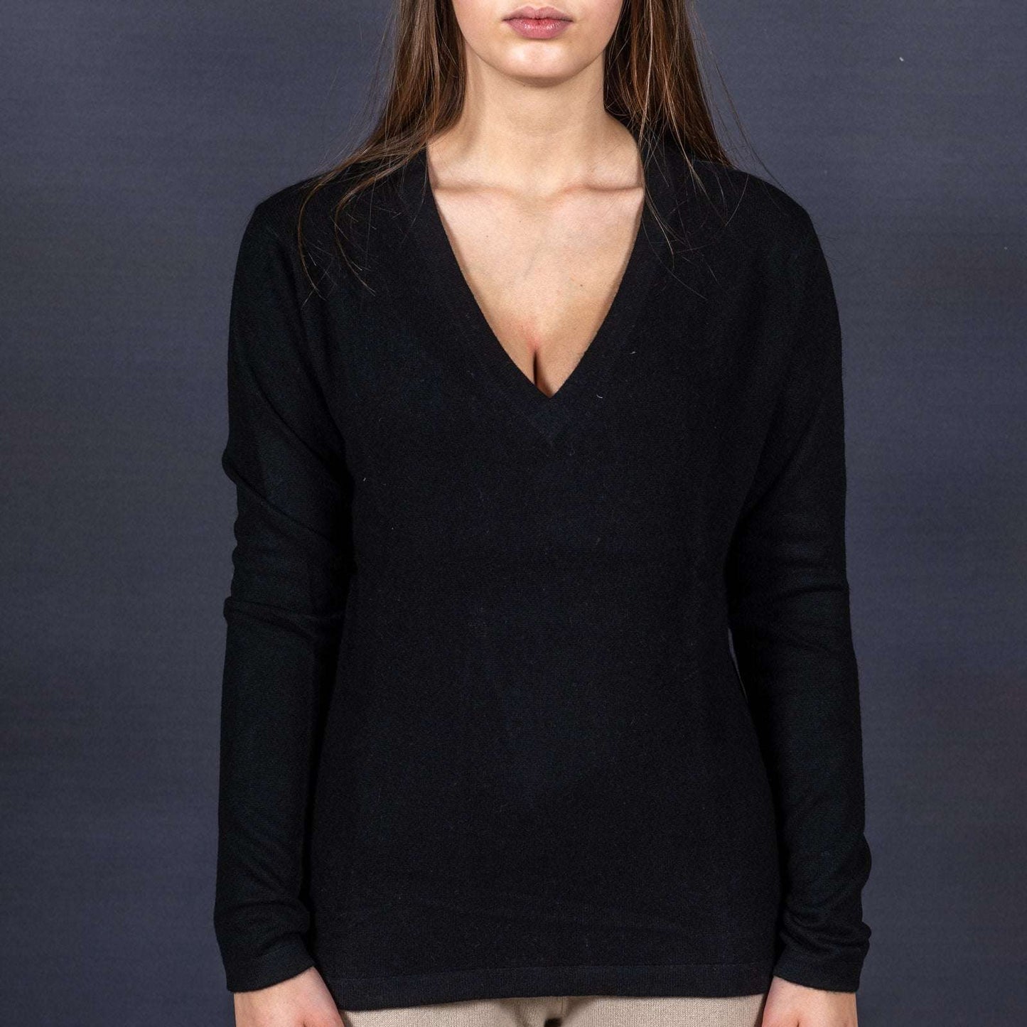 Pullover 100% cashmere - in 12 different colors to match your STELLA ESVARA scarf - Deep V neckline, tailored, feminine and cuddly soft