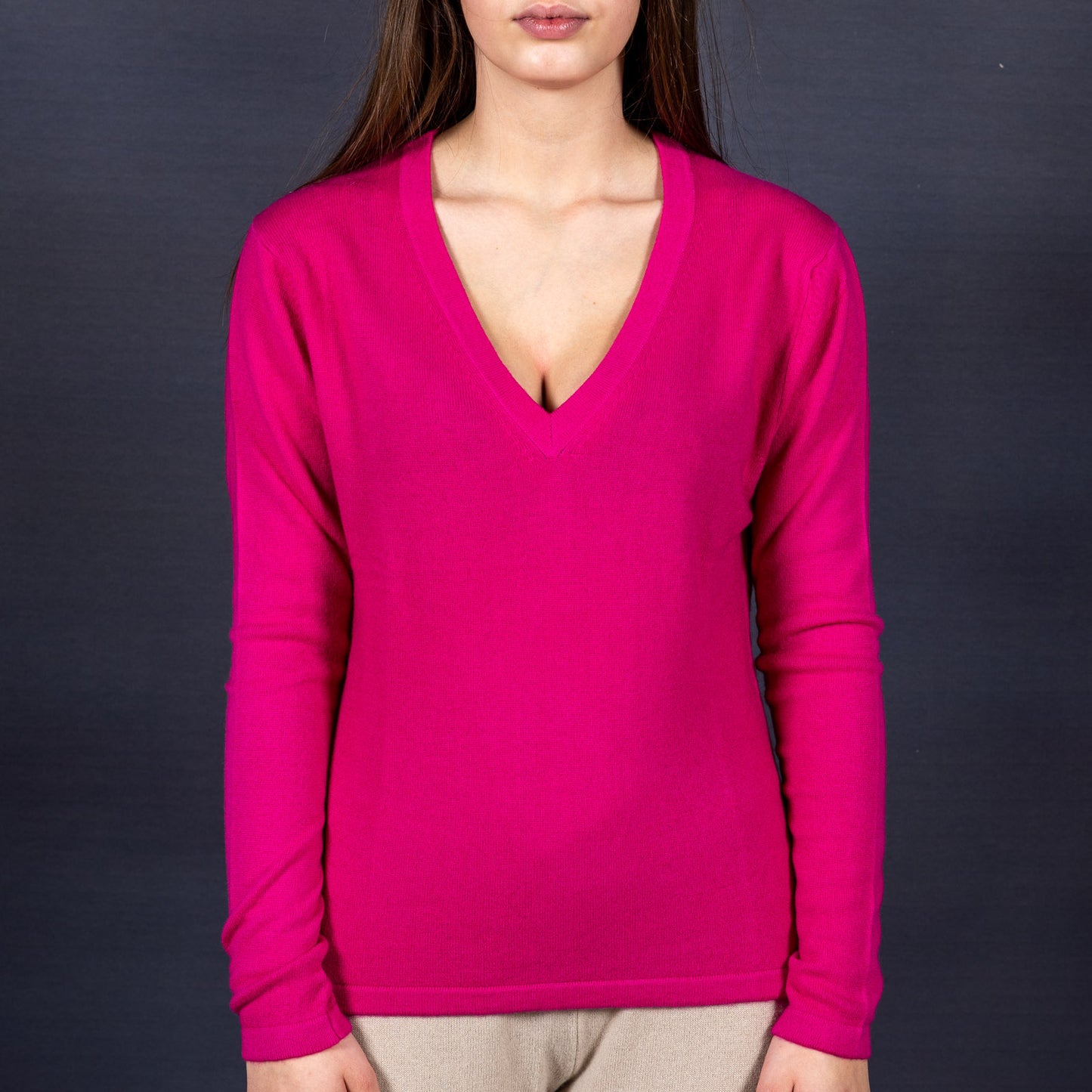Pullover 100% cashmere - in 12 different colors to match your STELLA ESVARA scarf - Deep V neckline, tailored, feminine and cuddly soft