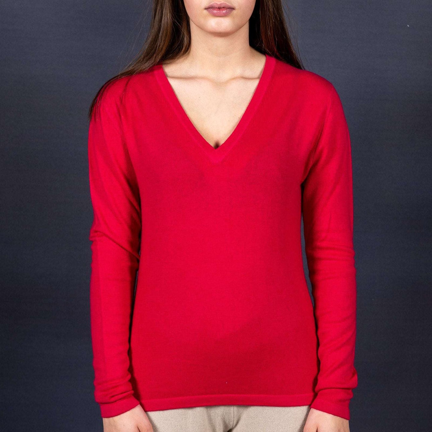 Pullover 100% Kaschmir -  in 12 verschiedenen Farben, abgestimmt auf Ihr STELLA ESVARA Tuch - Tiefer V Ausschnitt, tailliert, feminin und kuschelweich