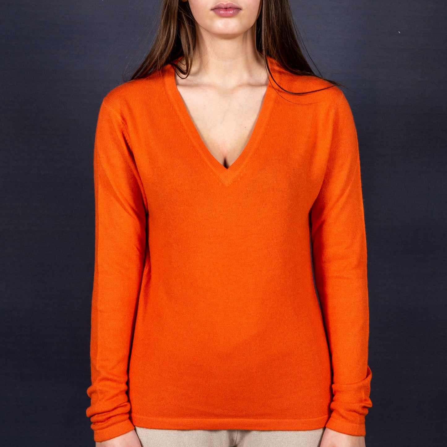 Pullover 30% Seide 70% Kaschmir - passend zu Ihrem STELLA ESVARA Tuch in vielen verschiedenen Farben - Tiefer V Ausschnitt, Tailliert,  Feminin und Edel