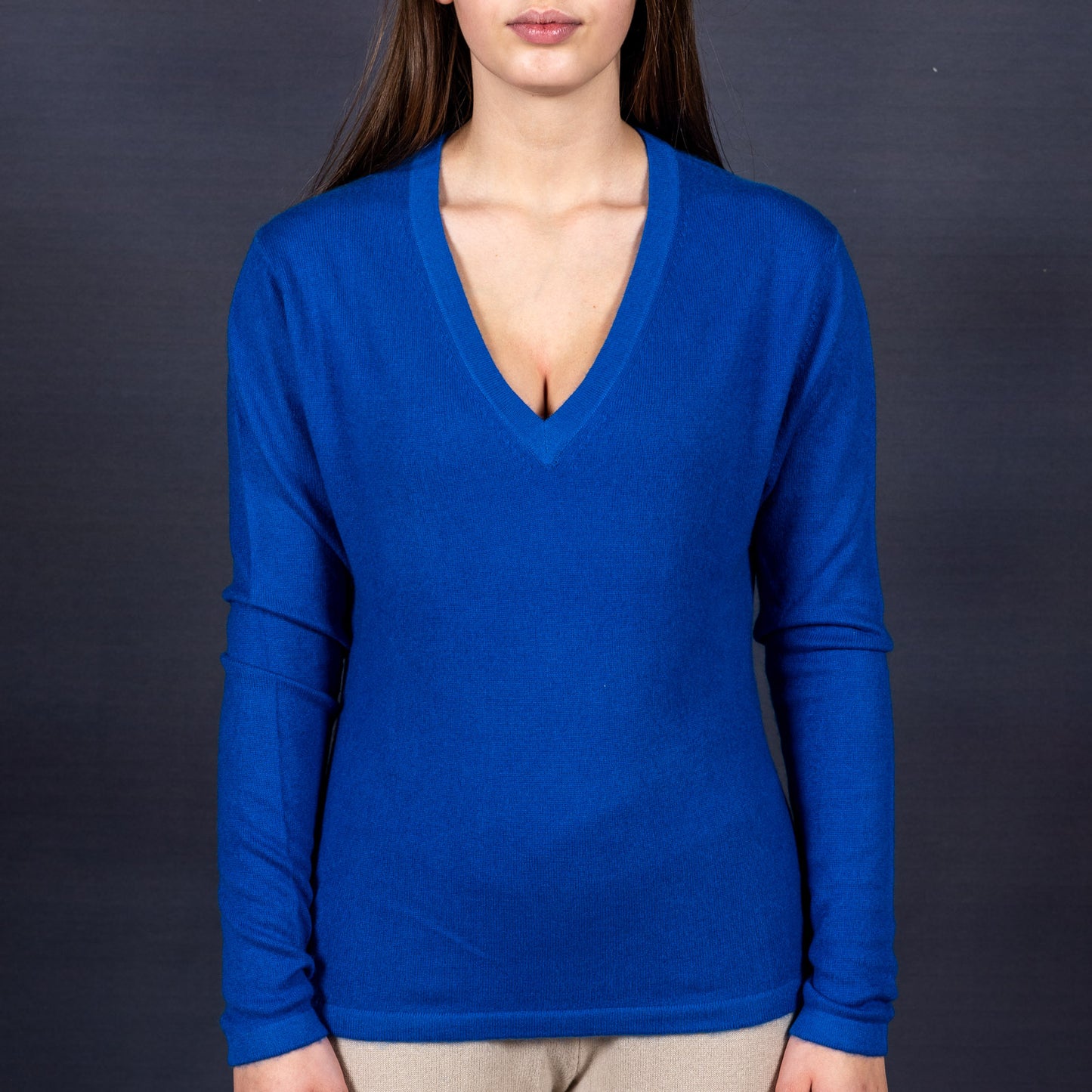 Pullover 100% cashmere - in 12 different colors to match your STELLA ESVARA scarf - Deep V neckline, tailored, feminine and cuddly soft