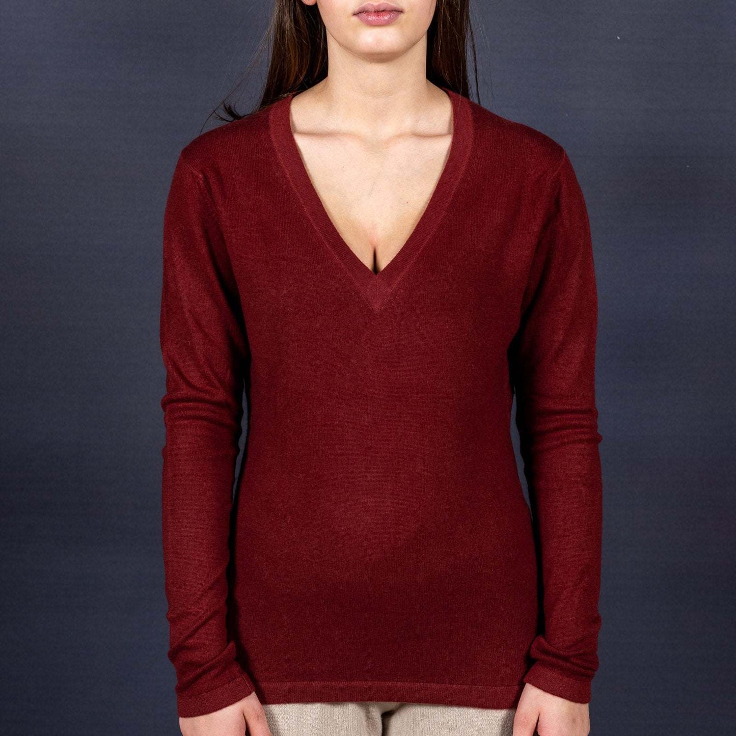 Pullover 100% cashmere - in 12 different colors to match your STELLA ESVARA scarf - Deep V neckline, tailored, feminine and cuddly soft