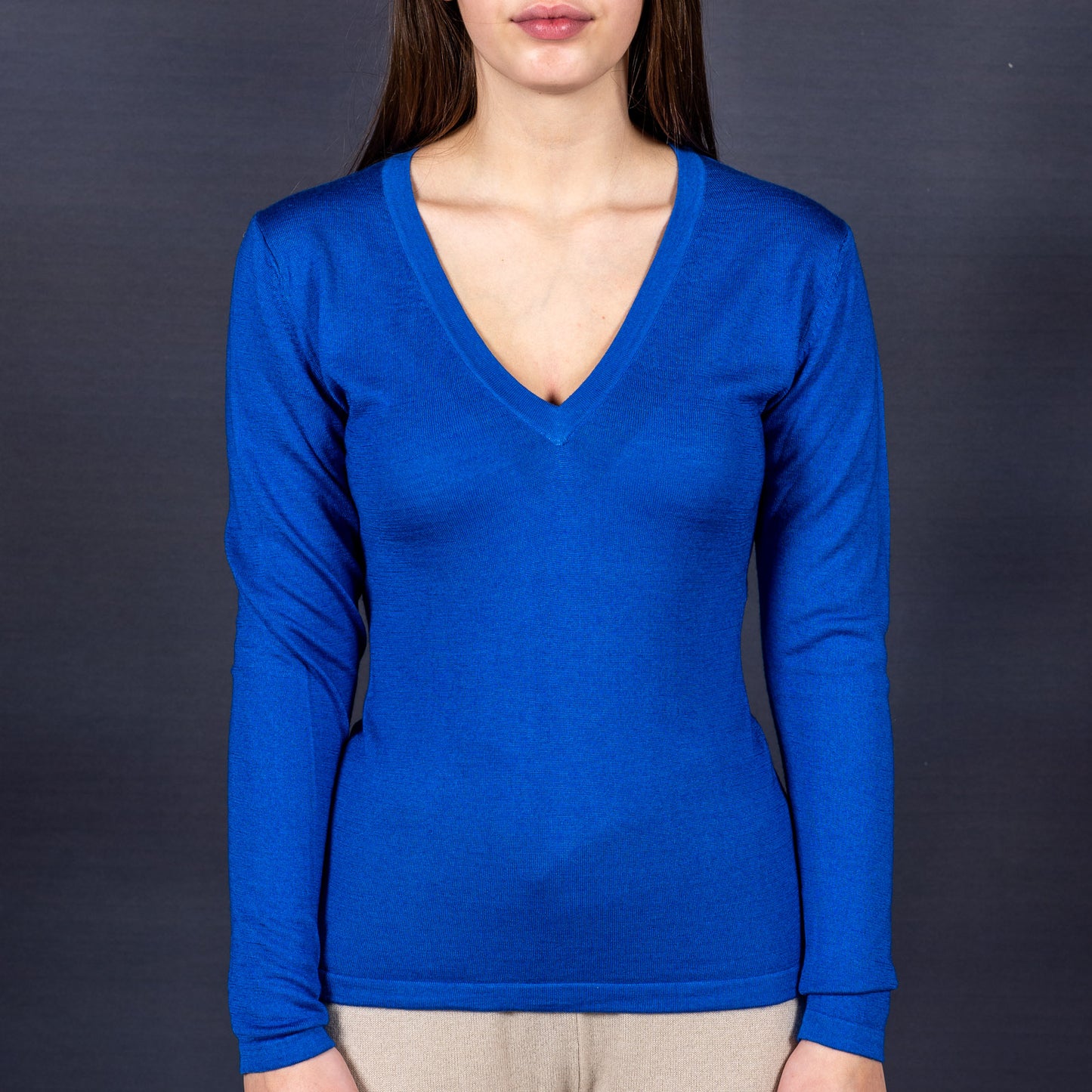 Pullover 30% Seide 70% Kaschmir - passend zu Ihrem STELLA ESVARA Tuch in vielen verschiedenen Farben - Tiefer V Ausschnitt, Tailliert,  Feminin und Edel