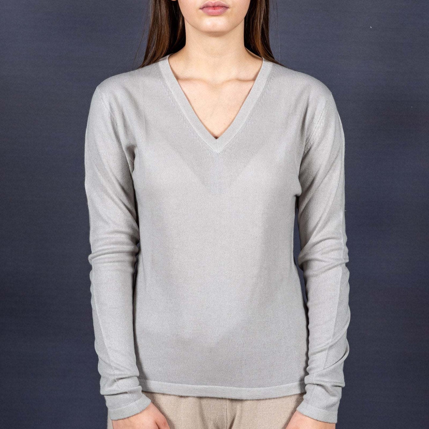 Pullover 100% cashmere - in 12 different colors to match your STELLA ESVARA scarf - Deep V neckline, tailored, feminine and cuddly soft