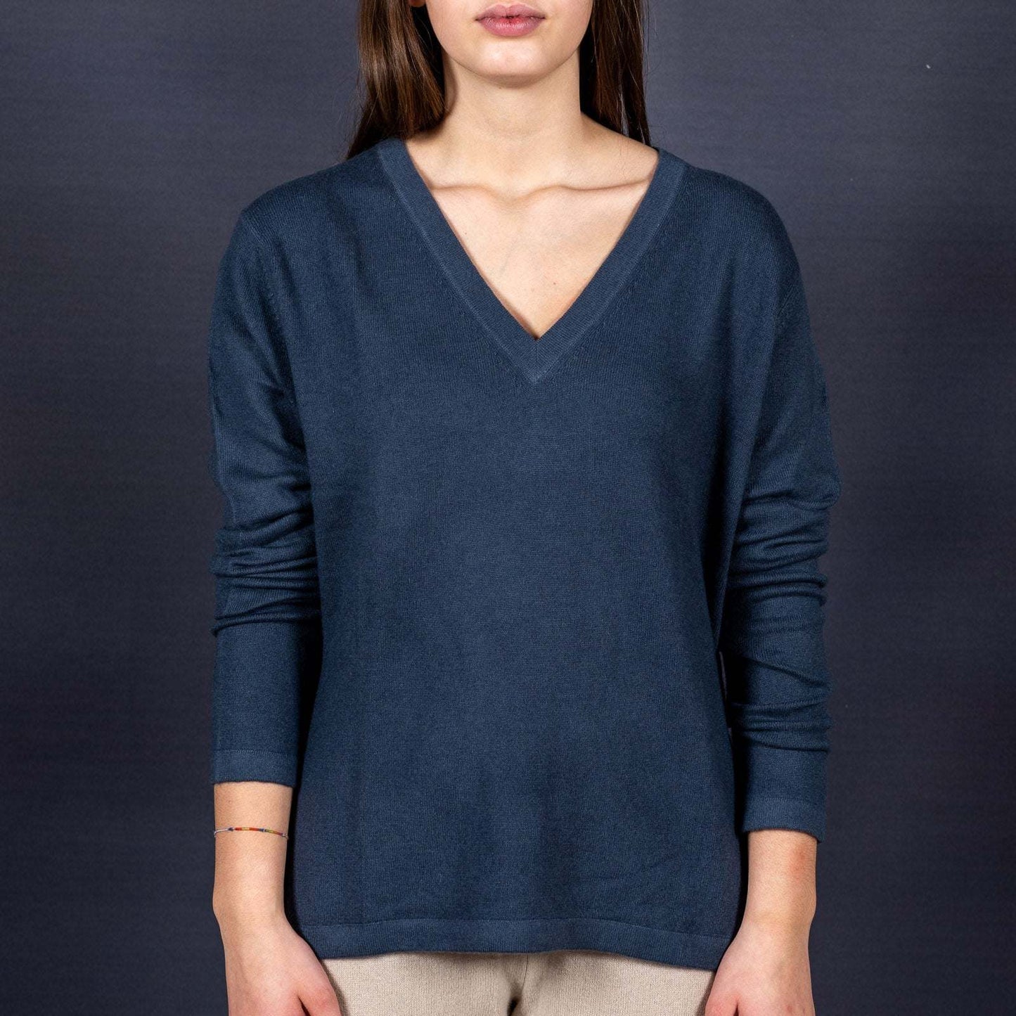 Pullover 100% Kaschmir -  in 12 verschiedenen Farben, abgestimmt auf Ihr STELLA ESVARA Tuch - Tiefer V Ausschnitt, tailliert, feminin und kuschelweich