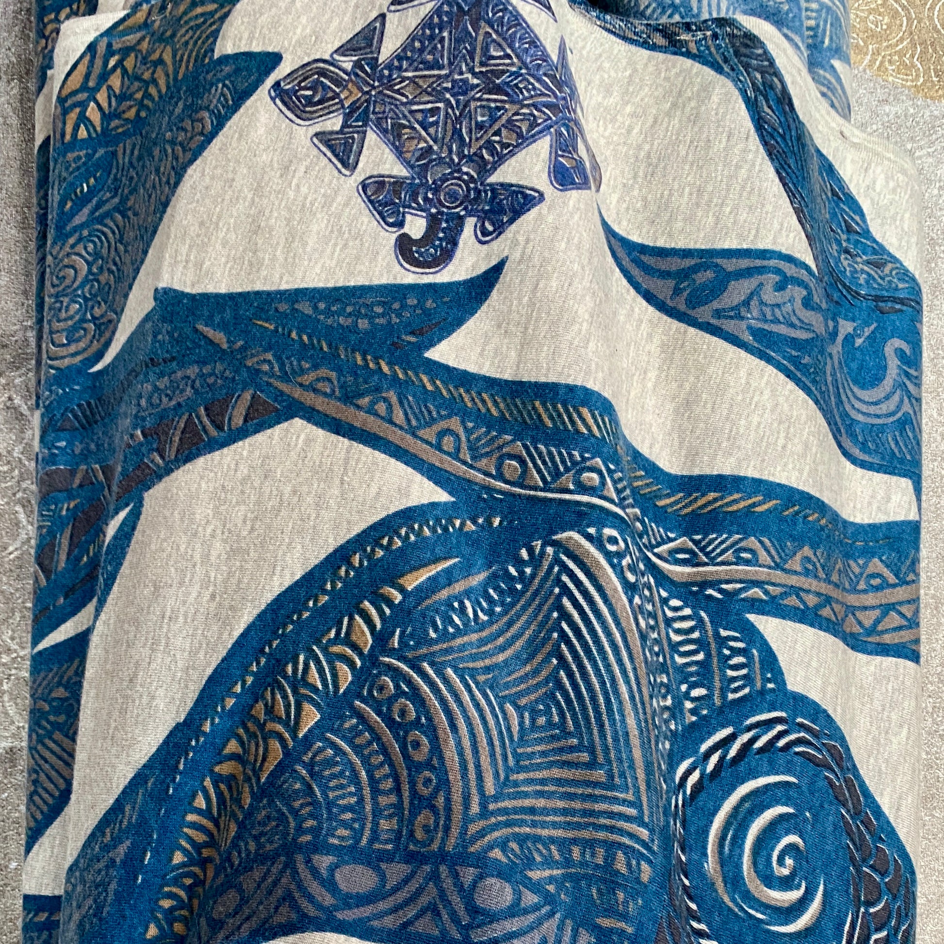 SOUL LEAVES Stola oder Kleid, Detail, von STELLA ESVARA