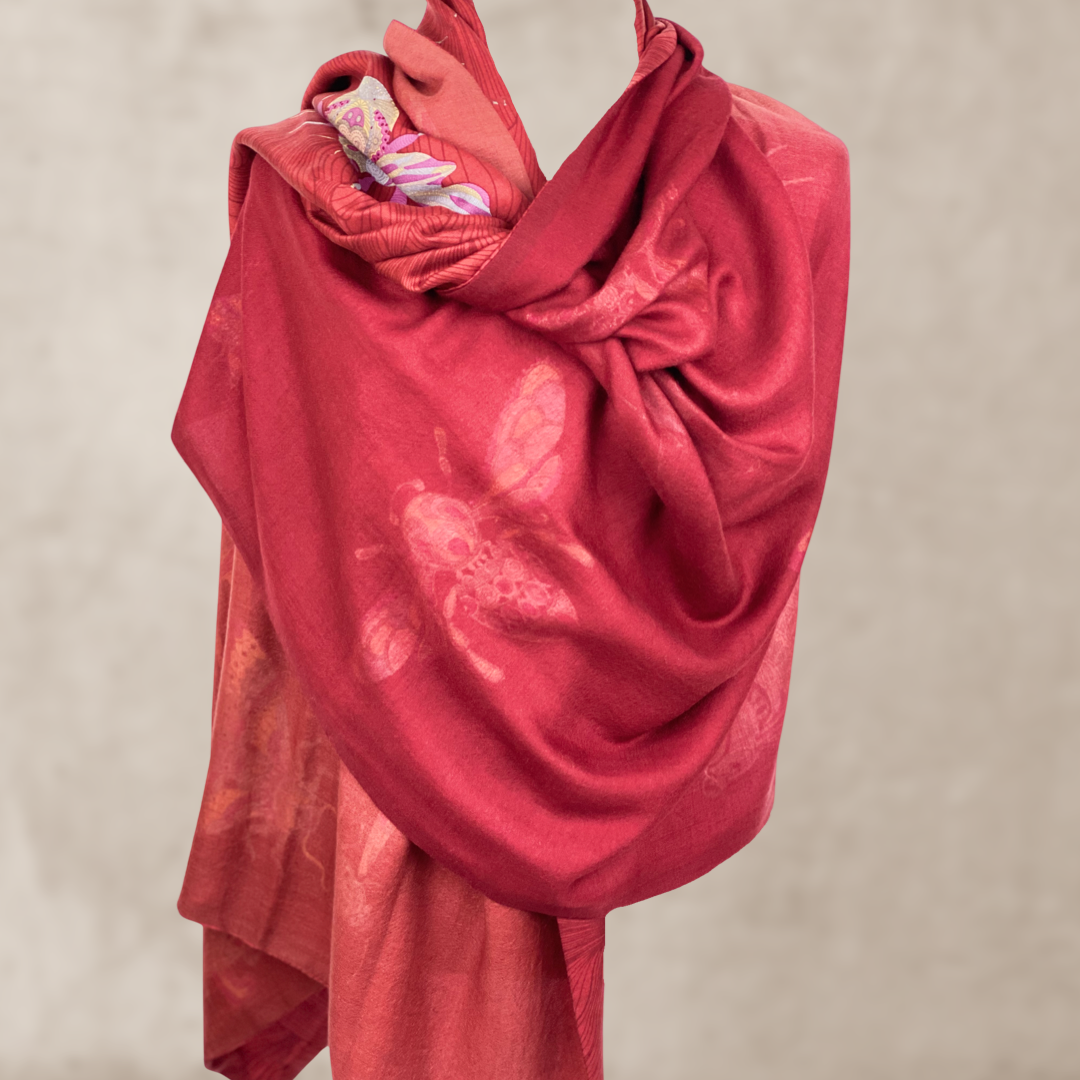 Schal zweilagig, doubleface auf Seide bedruckt Motiv "JUST BEES" 100x200 Rückseite 100% Kaschmir Farbverlauf Rot-Bordeaux